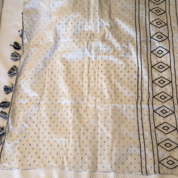 BCBG Black and White scarf with tassels - Picture 3 of 4